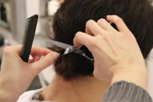 Cortes de cabello gratuitos en Humahuaca: Una iniciativa solidaria para aliviar el bolsillo de las familias