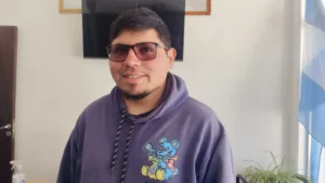 Kevin Corimayo lanza proyecto de cuchitas comunitarias para perros callejeros