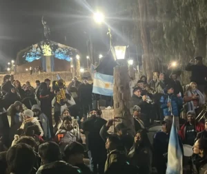 Con la ilusión latente, la euforia y los festejos en el monumento por la Selección