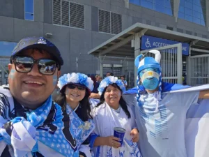 Humahuaca en el Mundial: la familia Condorí cruzó el continente con el Diablo Suelto y las coplas en la bandera