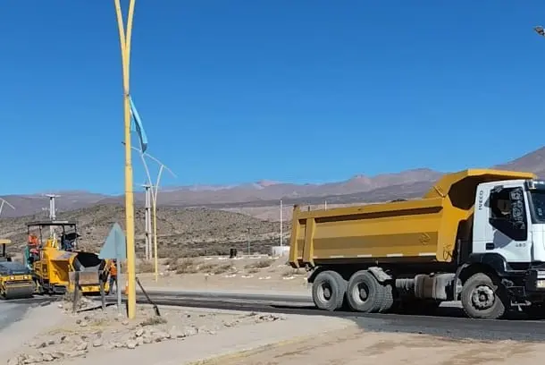Humahuaca: avanzan los trabajos de repavimentación en el acceso sur con un asfalto ecológico de última generación