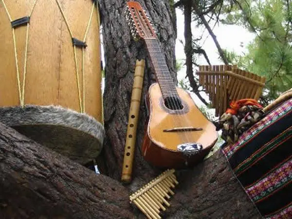 Diego Valdiviezo reinicia los talleres de instrumentos andinos